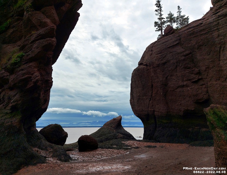 66622RoCrLe - Exploring the low tide beach at Hopewll Rocks National Park, NB